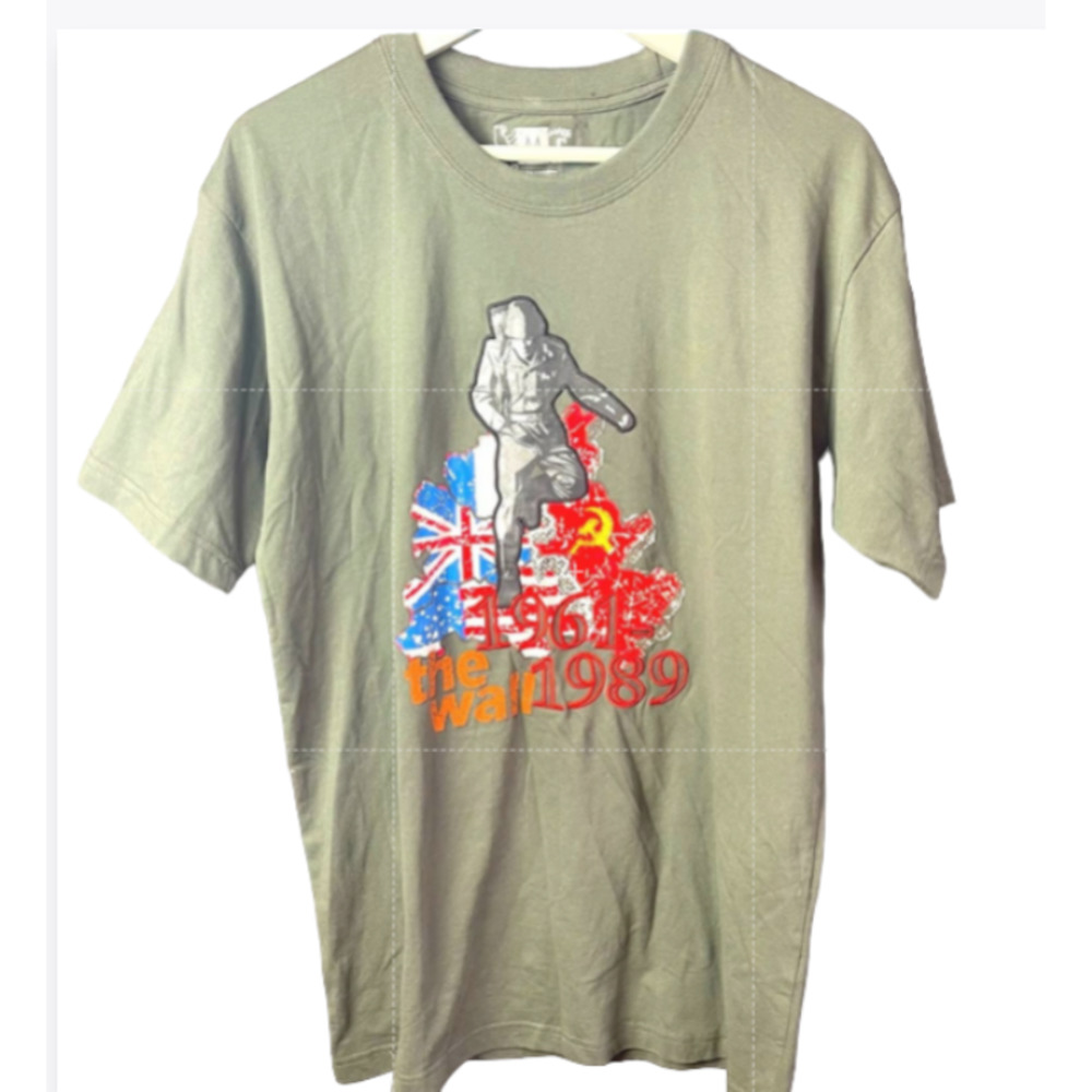 Berlin The Wall 1961-1989 Vinyl and Cloth Graphics T-Shirt Men's Size Medium